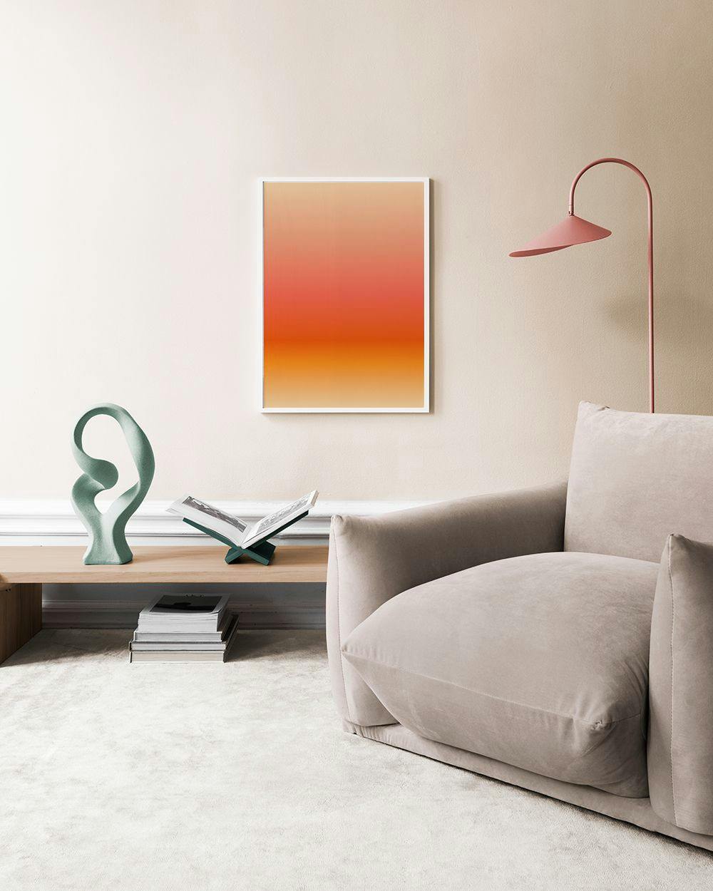 Affiche dégradé de couleurs orange, corail et beige, exposée dans un salon moderne.