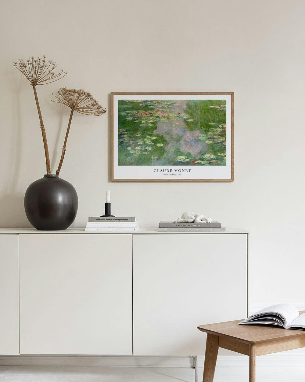 Affiche de Monet, Les Nymphéas, affichée au-dessus dun buffet blanc dans un salon moderne.