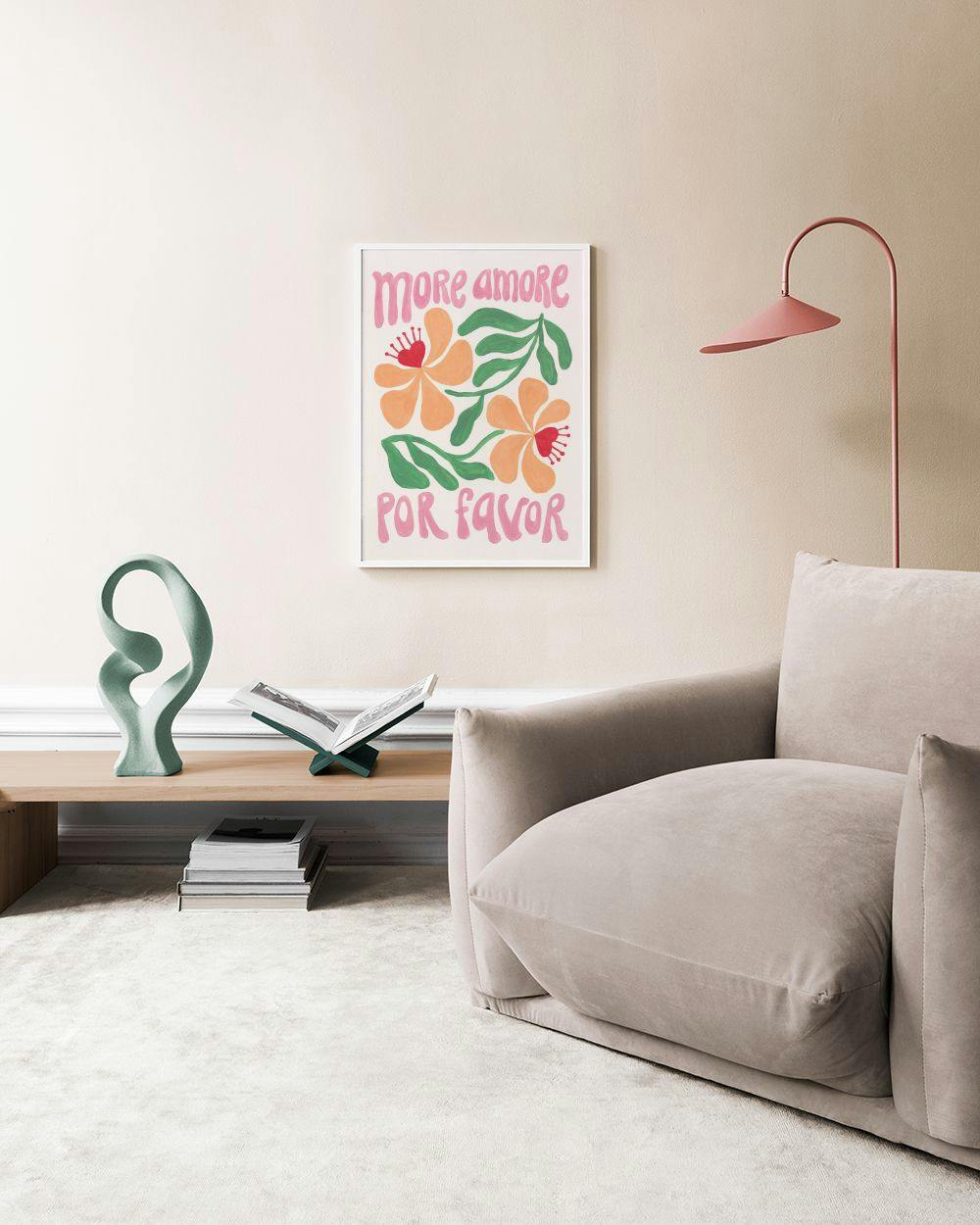 Affiche colorée More Amore Por Favor avec fleurs et feuilles, affichée dans un salon moderne.
