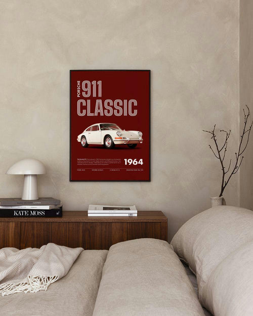 Affiche Porsche 911 Classic dune voiture blanche sur fond rouge, suspendue dans une chambre moderne.