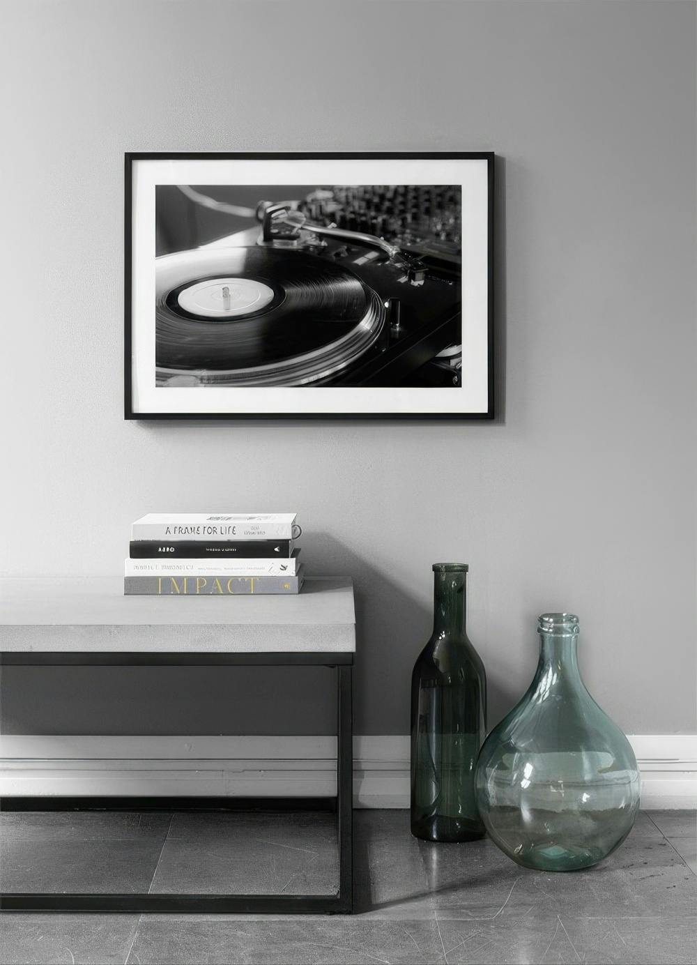 Affiche noire et blanche dune platine vinyle, dans un salon moderne au-dessus dune commode.