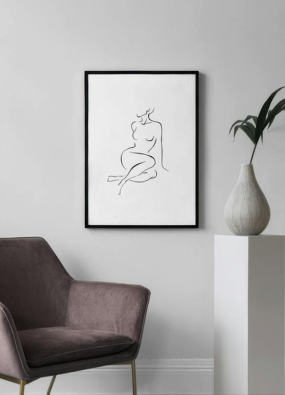 Affiche dune silhouette féminine assise en dessin au trait, affichée dans un salon moderne.