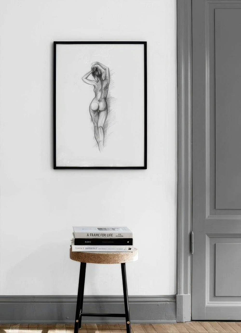 Affiche avec un dessin au crayon dune silhouette féminine de dos, accrochée au-dessus dun tabouret en bois avec des livres.