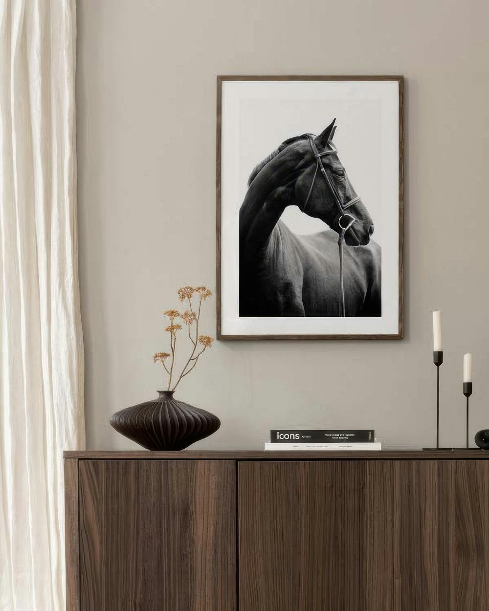 Affiche en noir et blanc dun cheval avec un harnais, suspendue au-dessus dun buffet en bois.