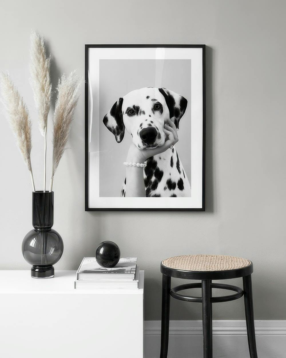 Affiche en noir et blanc dun dalmatien la patte posée sur sa joue, exposée dans un intérieur moderne.