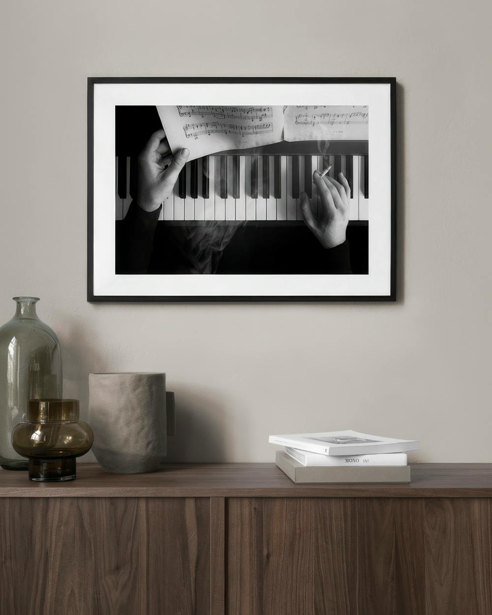 Affiche noir et blanc dune personne avec partition et cigarette au-dessus dun piano, affichée dans un salon.