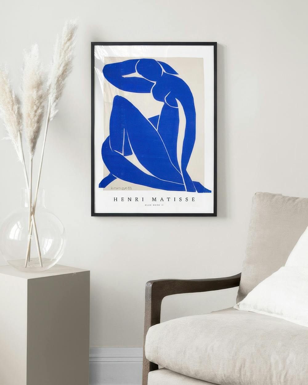 Affiche murale de Matisse, Nu Bleu, dans un salon minimaliste avec un fauteuil et un vase.