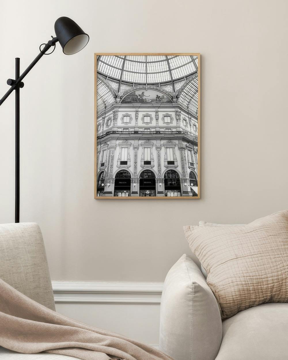 Affiche noir et blanc de la Galleria Vittorio Emanuele II à Milan, accrochée dans un salon moderne.