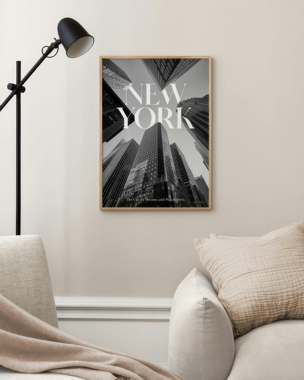 Affiche noir et blanc de gratte-ciel new-yorkais, New York écrit en gros, suspendue dans un salon moderne.