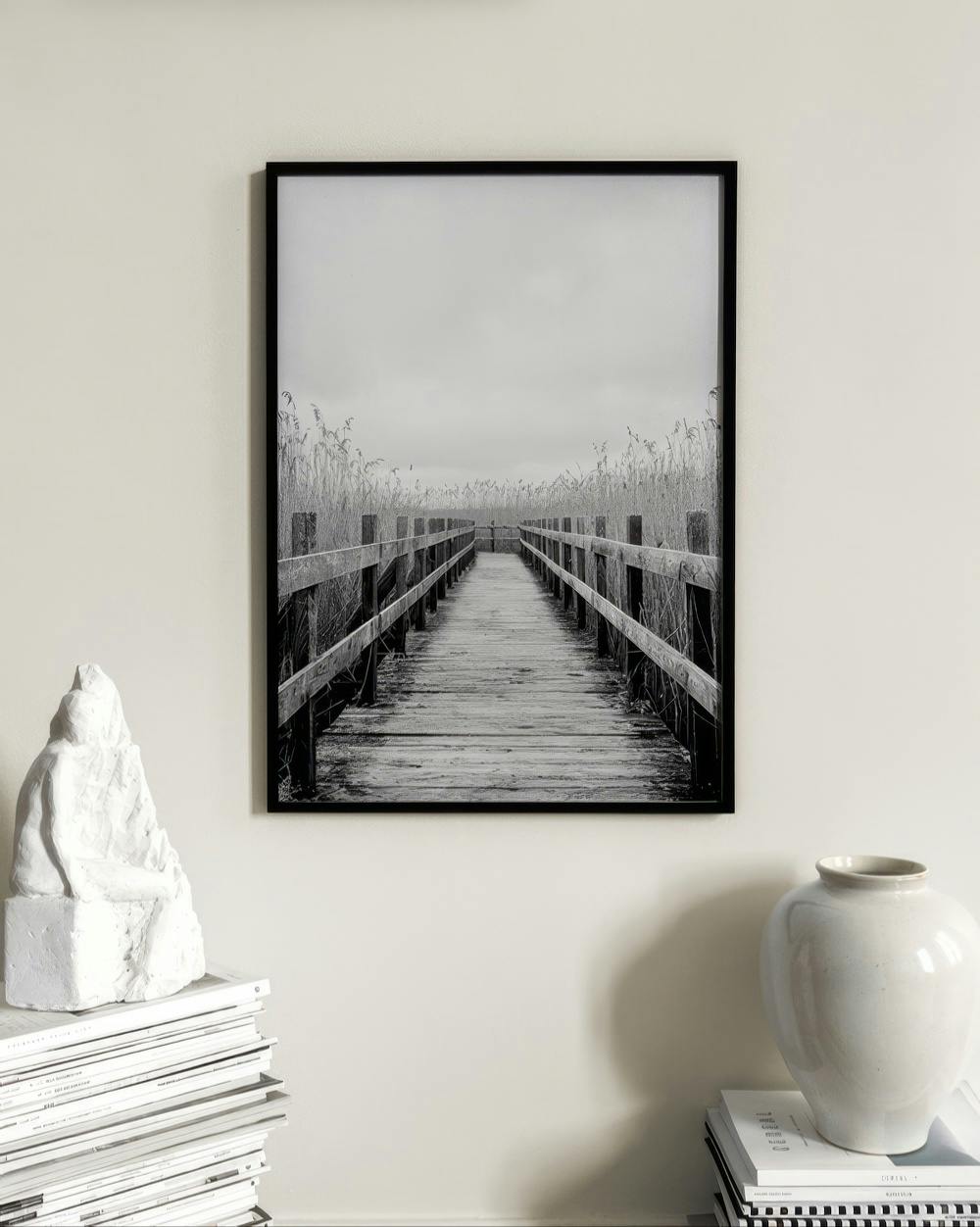 Affiche en noir et blanc dun ponton en bois traversant des roseaux, dans une pièce minimaliste.