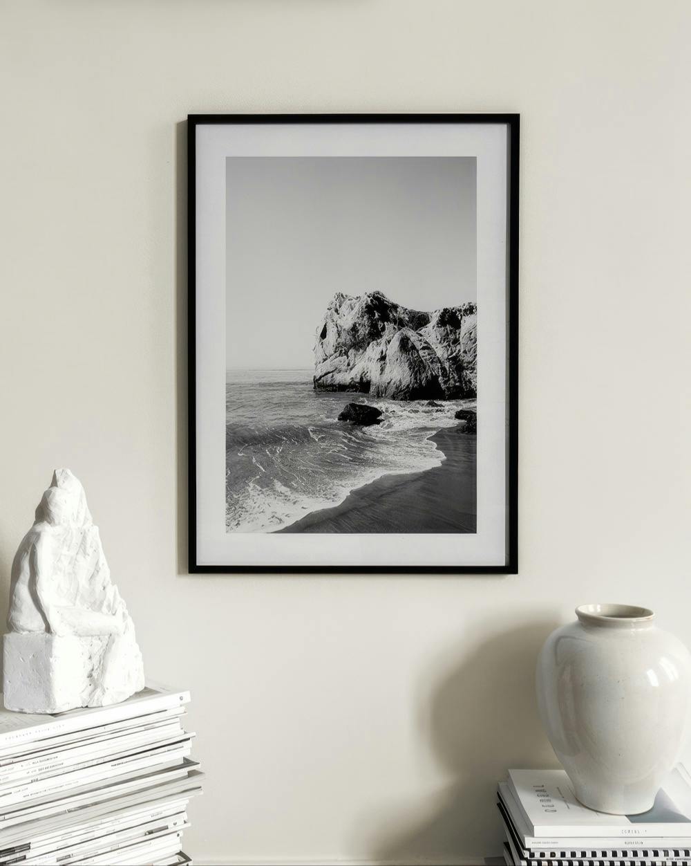 Affiche noir et blanc de la plage de Pfeiffer, Californie, avec des rochers, des vagues et du sable, accrochée dans un salon mod