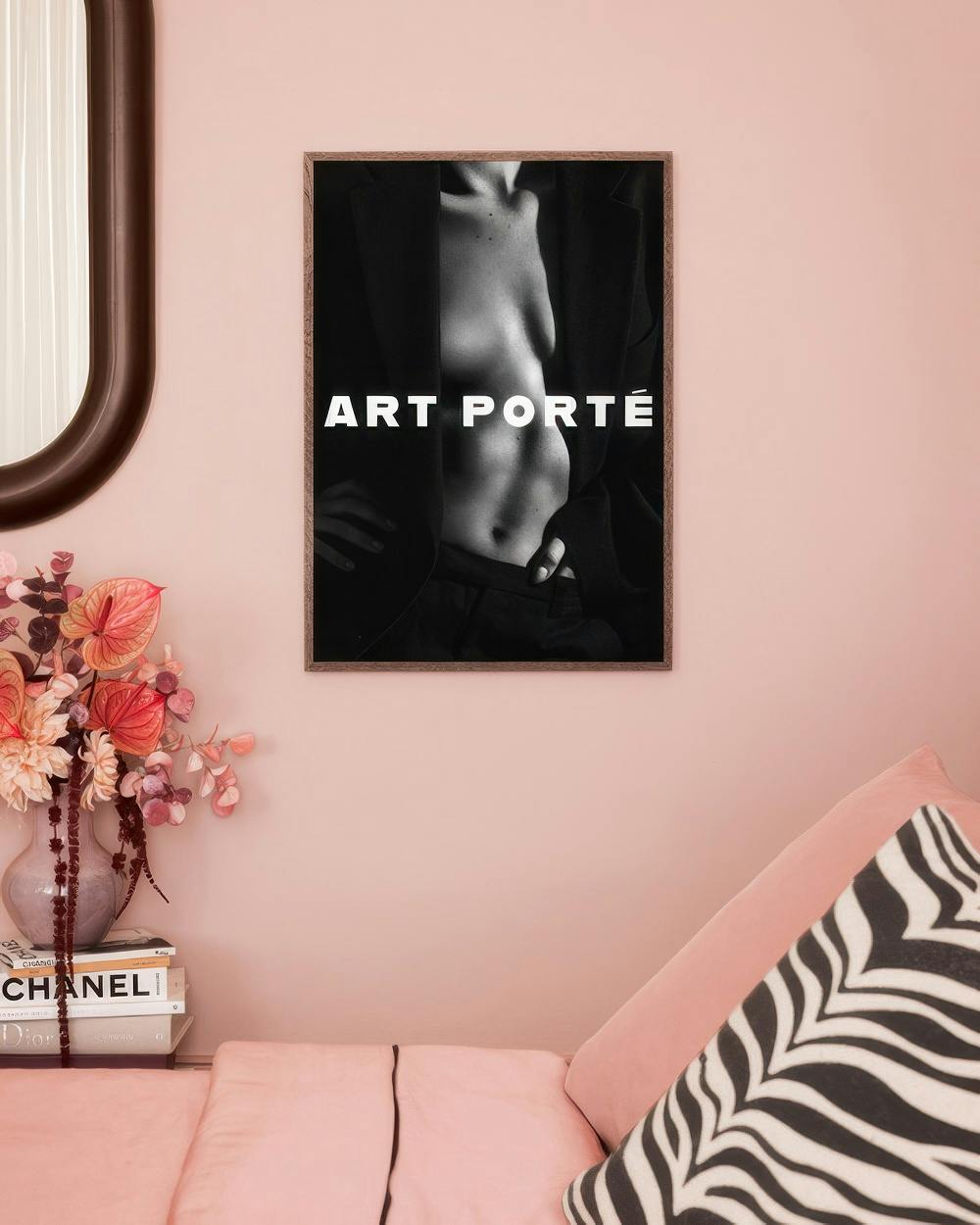 Affiche noire et blanche dun torse féminin avec ART PORTÉ écrit en blanc, accrochée dans une chambre rose.