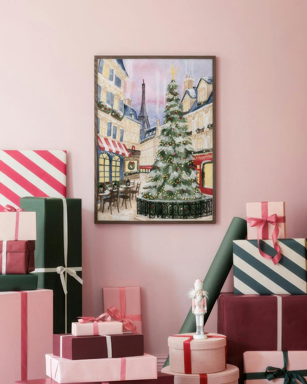 Affiche de Noël dune rue parisienne enneigée avec la Tour Eiffel et un sapin décoré, entourée de cadeaux.