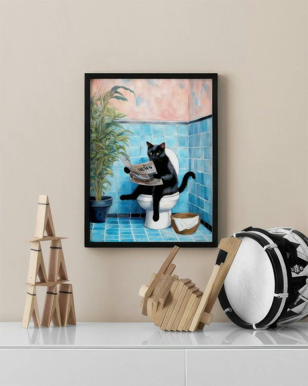 Affiche dun chat noir lisant un journal sur des toilettes bleues, exposée dans un intérieur moderne.