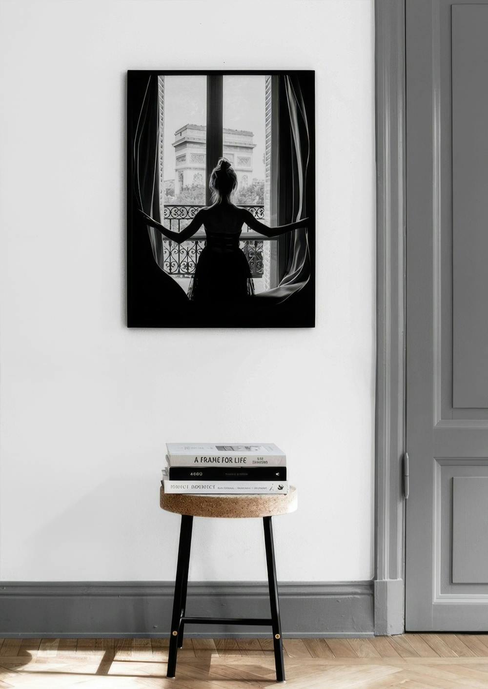 Affiche en noir et blanc dune femme de dos face à lArc de Triomphe, accrochée dans un intérieur moderne.