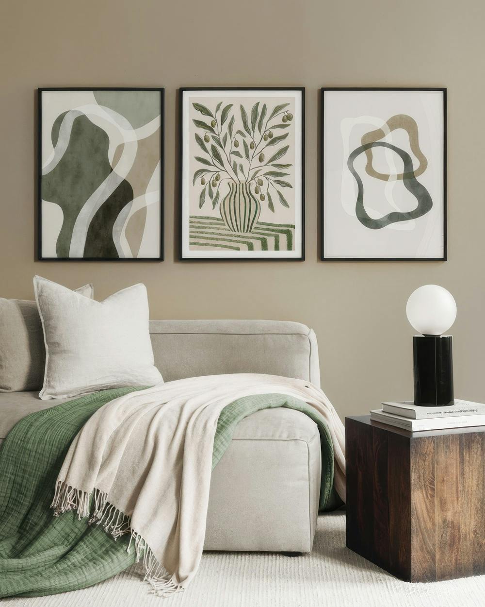 Lot de posters incluant trois œuvres abstraites : deux avec des formes organiques vertes et beiges, et une avec une branche doli