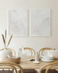 Lot daffiches abstraites aux motifs de lignes courbes texturées en relief sur fond clair, créant des vagues. Décoration murale m