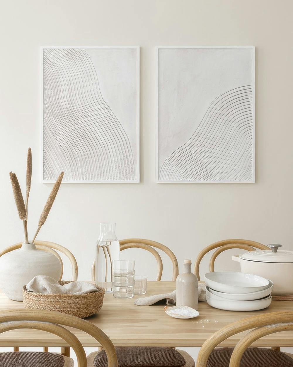 Lot daffiches abstraites aux motifs de lignes courbes texturées en relief sur fond clair, créant des vagues. Décoration murale m