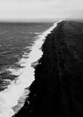 Affiche noir et blanc vue aérienne dune plage de sable noir et de locéan avec des vagues blanches