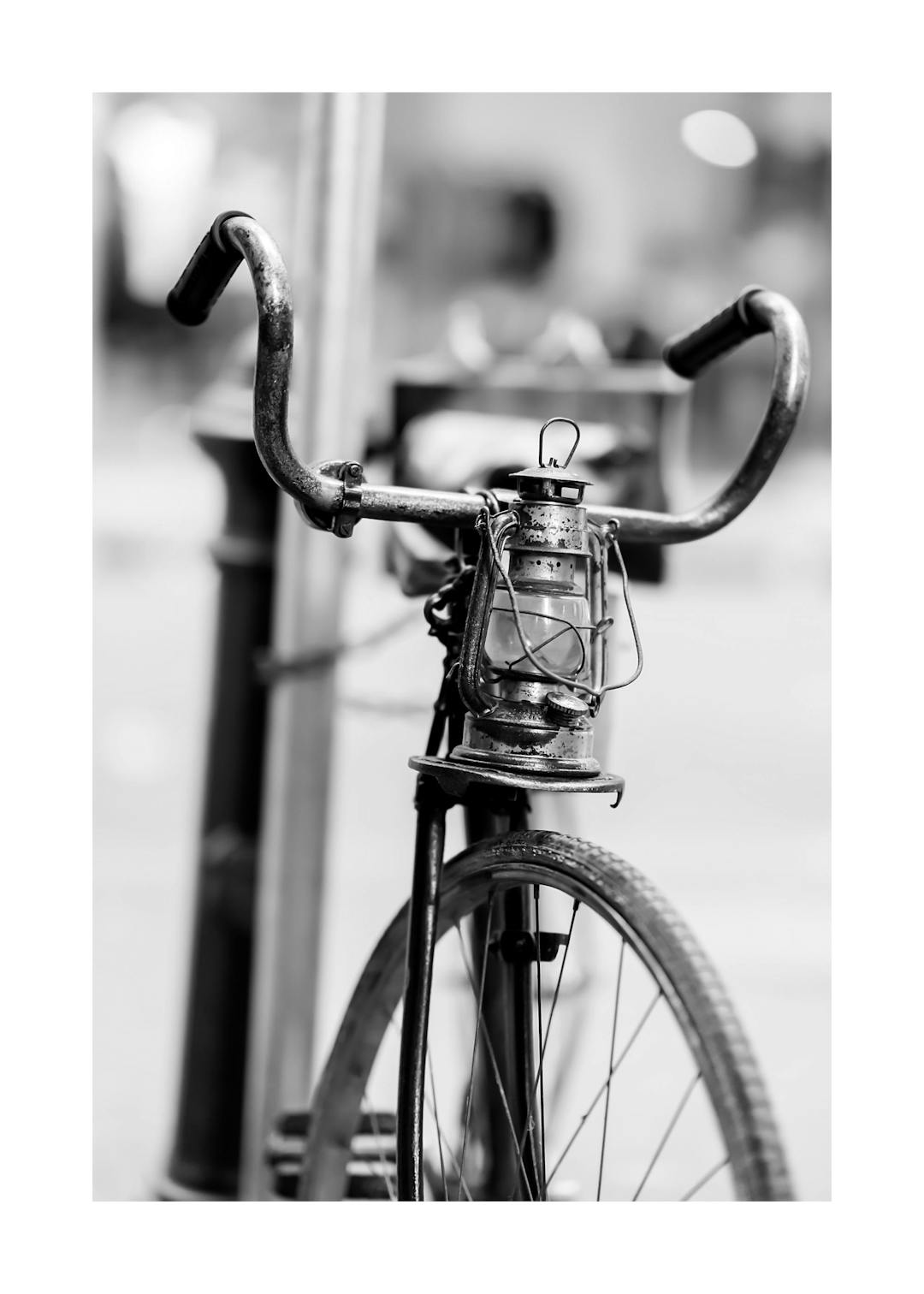 Affiche noir et blanc dun vieux vélo avec un phare lanterne, style vintage, photographie urbaine