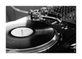 Affiche noir et blanc dun tourne-disque avec un disque vinyle et son bras, typographie sur bordure blanche.