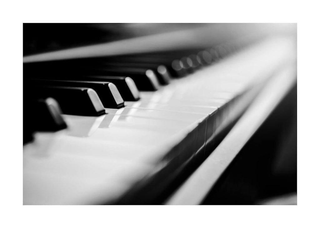 Affiche noir et blanc avec une vue rapprochée des touches de piano, créant un effet de profondeur. Typographie musicale.