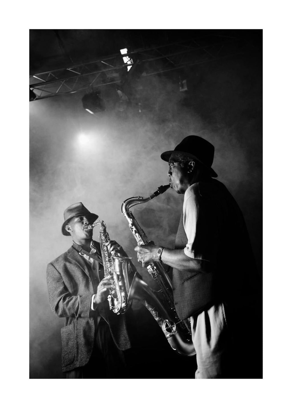 Affiche noir et blanc de deux musiciens de jazz avec des saxophones, ambiance de club enfumé.