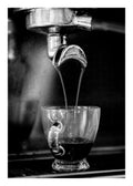 Affiche noir et blanc avec une machine à espresso versant du café dans une tasse en verre.