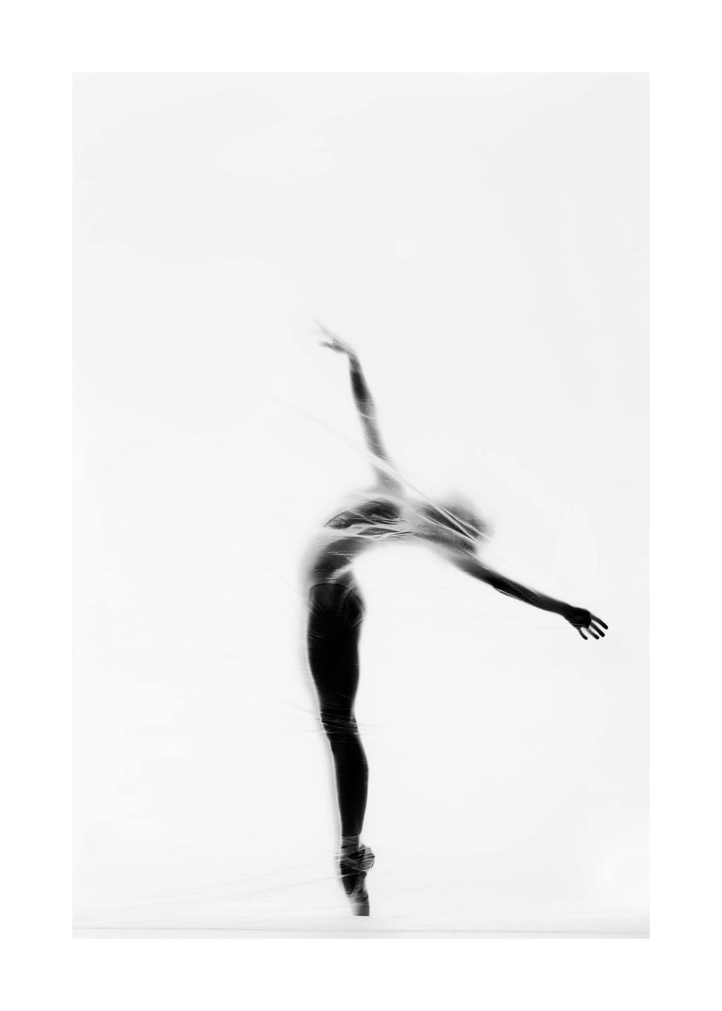 Affiche noir et blanc dune danseuse de ballet en équilibre, silhouette élégante sous un tissu léger. Typographie danse