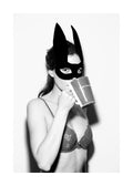 Affiche Superwoman en noir et blanc, avec une femme masquée buvant dans une tasse, style pop art