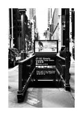 Affiche noir et blanc dune entrée de métro à New York, avec des gratte-ciel en arrière-plan.