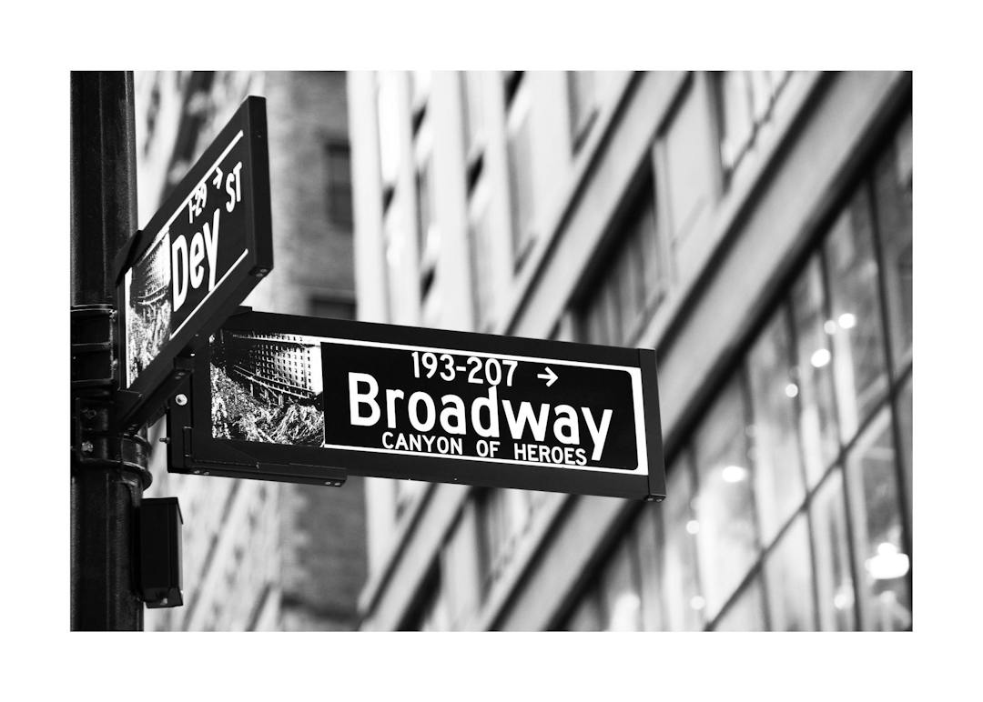 Affiche noir et blanc dun panneau de signalisation Broadway à New York, typographie audacieuse, thème urbain