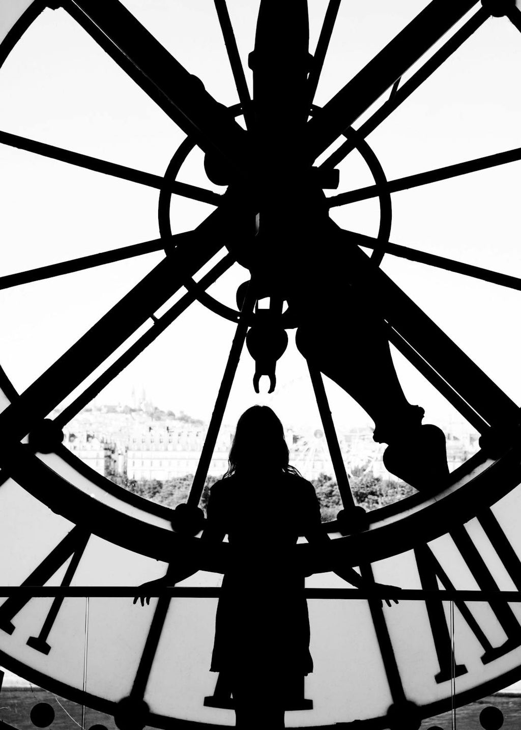 Affiche noir et blanc dune femme devant la grande horloge du Musée dOrsay, vue sur Paris, typographie en chiffres romains.