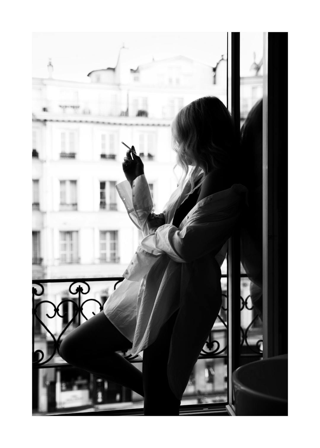 Affiche noir et blanc dune femme fumant sur un balcon à Paris
