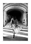 Affiche noir et blanc, femme en robe de soie courant sous des arcades, jeu de lumière, typographie parisienne.