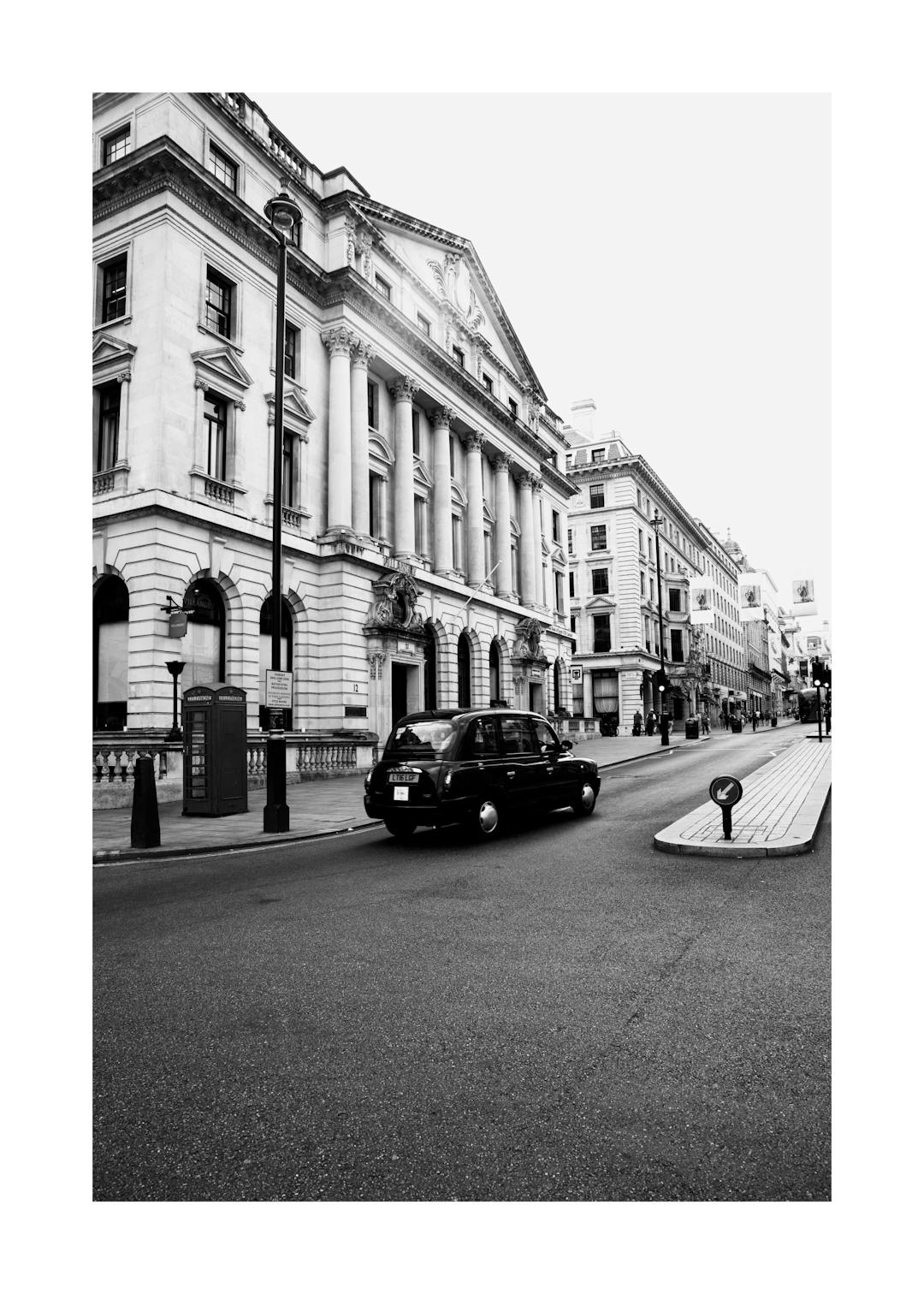 Affiche noir et blanc dun taxi londonien et de bâtiments imposants dans les rues de Londres.