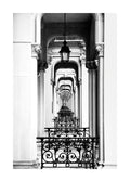 Affiche noir et blanc dune longue galerie darches et de balustrades en fer forgé, créant une perspective infinie.