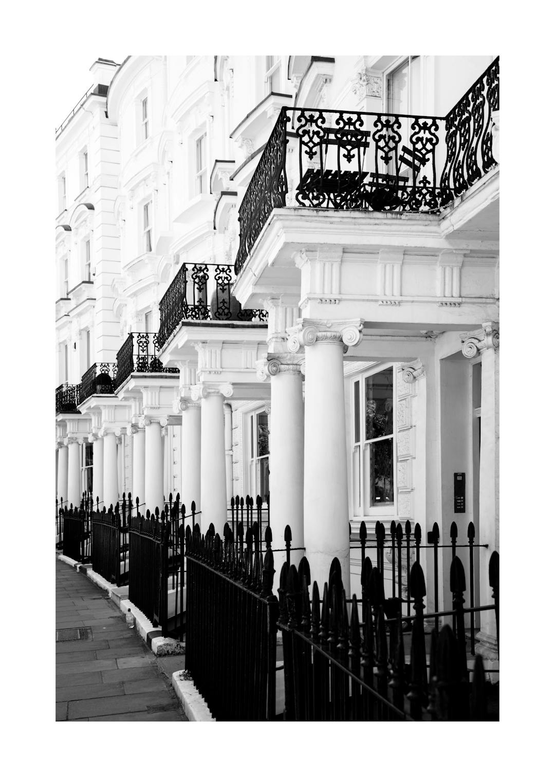 Affiche noir et blanc de la rue Notting Hill à Londres, avec des balcons et une clôture en fer forgé