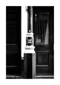 Affiche noir et blanc, lampadaire avec le logo CC et le chiffre 9, devant une porte sombre.