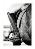 Affiche noir et blanc dune personne à cheval, focalisée sur la botte et létrier de léquitation.