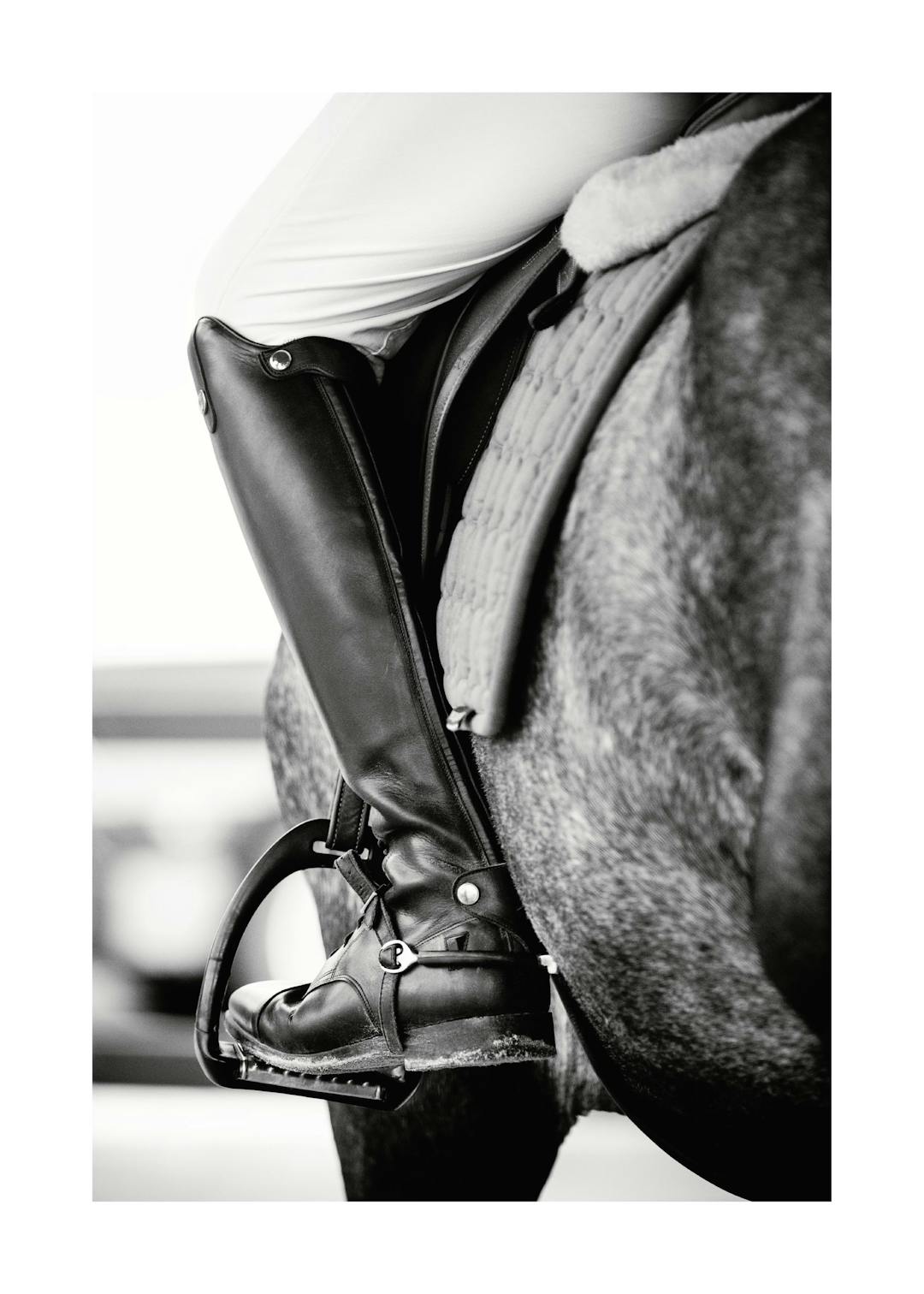 Affiche noir et blanc dune personne à cheval, focalisée sur la botte et létrier de léquitation.