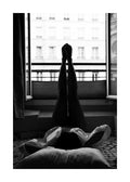 Affiche noir et blanc dune personne allongée, jambes levées vers une fenêtre parisienne avec des immeubles en arrière-plan.
