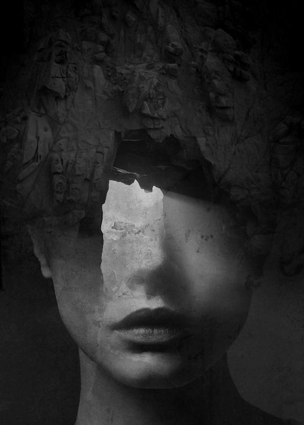 Affiche Perséfone en noir et blanc, visage de femme sculpté dans la roche, typographie sombre et mystérieuse.