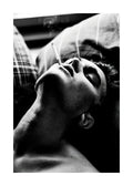 Affiche noir et blanc dun homme allongé fumant une cigarette, avec de la fumée sélevant de sa bouche