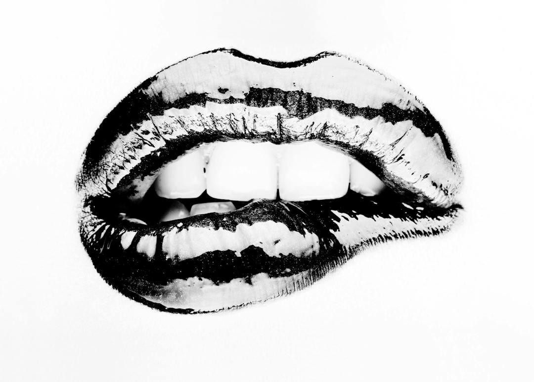 Affiche noir et blanc de lèvres charnues avec des rayures et un effet de morsure, mettant en valeur la typographie.