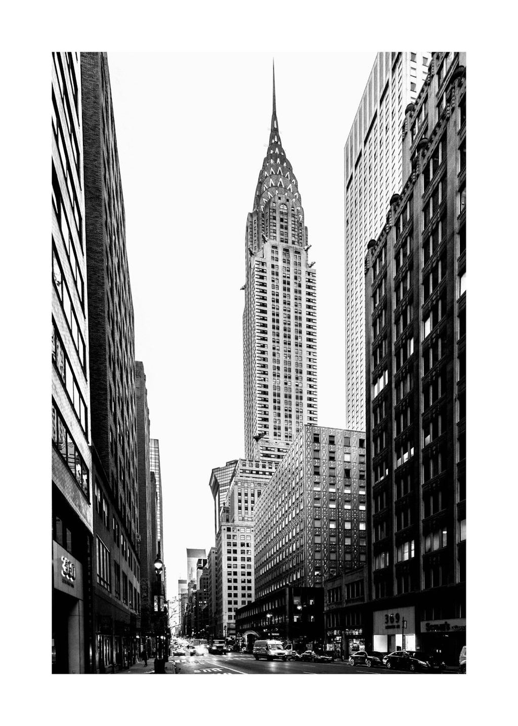 Affiche noir et blanc du Chrysler Building à New York, avec des rues animées et des voitures, typographie moderne