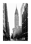 Affiche noir et blanc du Chrysler Building à New York, avec des rues animées et des voitures, typographie moderne