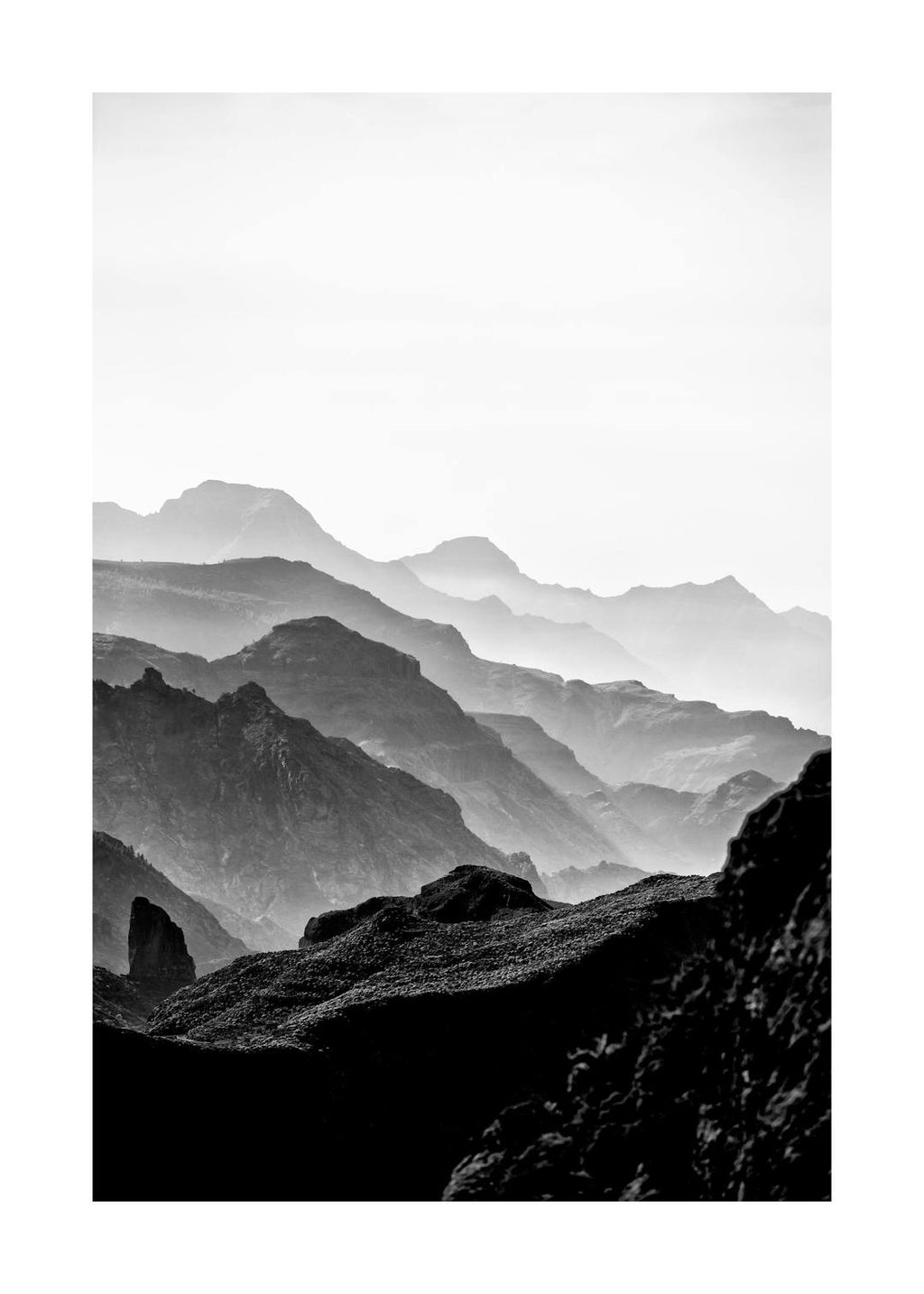 Affiche de montagnes Rocheuses noires en noir et blanc, avec un dégradé de profondeur dans le paysage.