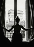 Affiche noir et blanc femme regardant lArc de Triomphe de Paris depuis une fenêtre avec des rideaux ouverts, style photographie