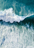 Affiche de locéan avec une grande vague turquoise et un surfeur, vue aérienne.